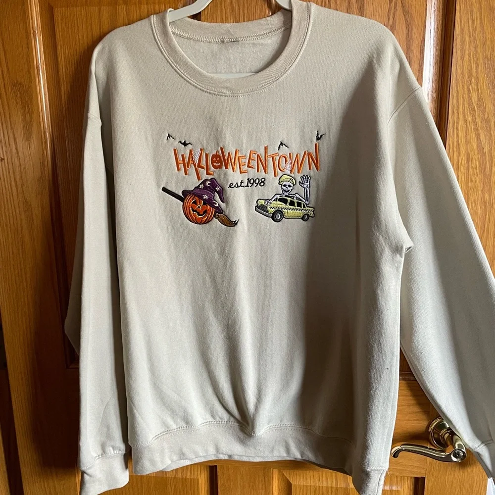 Halloweentown size M sweatshirt! BRAND NEW! - Picture 3 of 4
